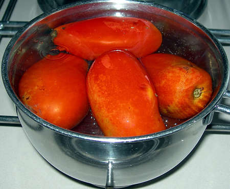 Come scottare i pomodori in acqua bollente per spellarli facilmente