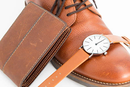 Scarpa, portafoglio e cinturino di orologio in cuoio liscio