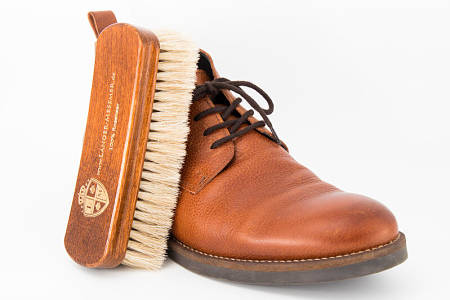 Scarpa da uomo in pelle liscia dopo spazzolatura con setole morbide