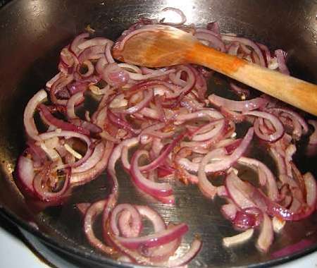 Come soffriggere le cipolle rosse nell'olio