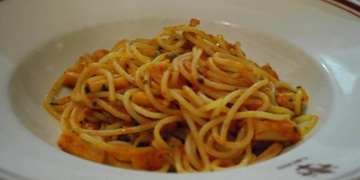 Pasta al sugo di seppie e pomodoro