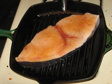 Come cuocere alla griglia un trancio di pesce spada senza grassi