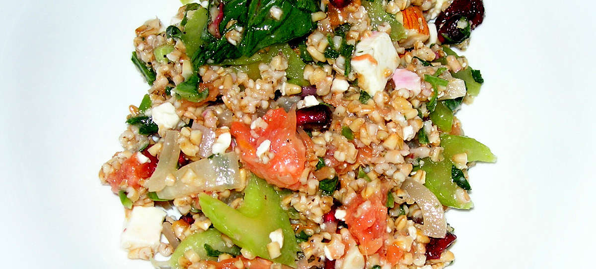 Il bulgur con mix di verdure saltate e dadini di feta è un piatto allegro, sano e assai gustoso Bulgur con verdure saltate in padella e formaggio feta