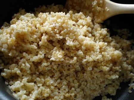 Bulgur cotto per assorbimento in brodo di verdure