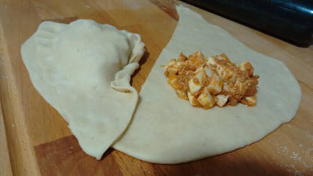 Come sigillare i panzerotti per non fare uscire il ripieno durante la cottura