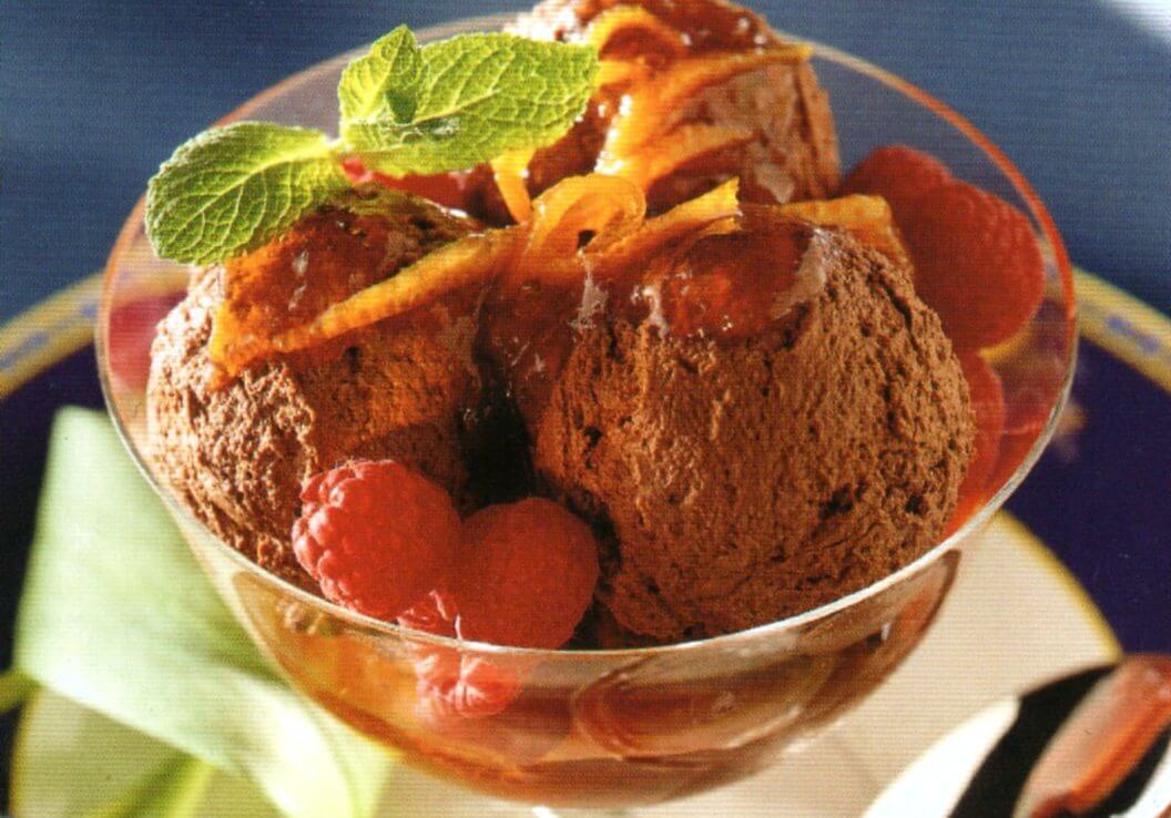 Gelato al cioccolato con salsa di arancia