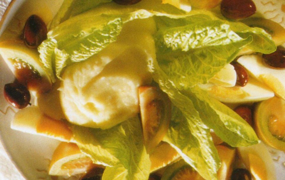 Insalata con salsa fatta con mandorle e patate