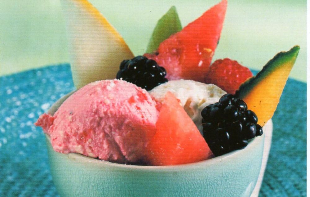 Mangia e bevi di gelato e frutta estiva