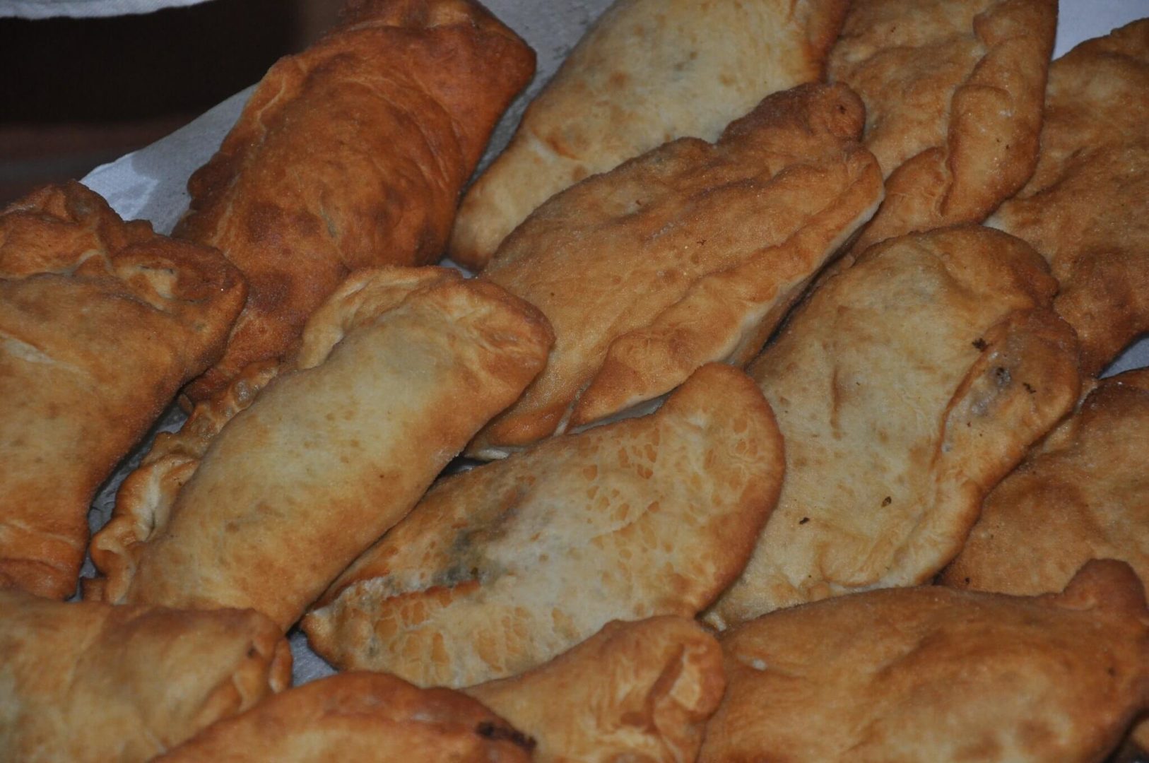 Panzerottini farciti con peperoni e mozzarella ben dorati