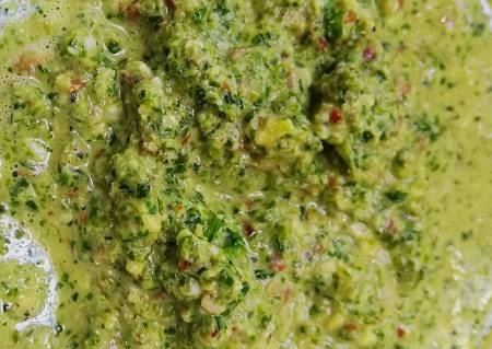 pesto fatto cin foglie di sedano e di lattuga