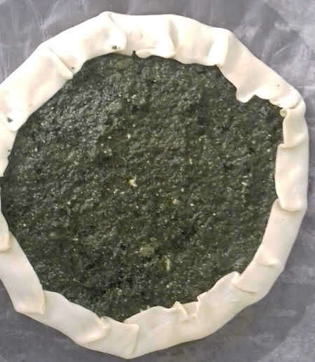 Torta di ortica cruda in teglia rifasciata con carta da forno