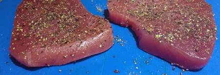 Fette di tonno crude insaporite con spezie