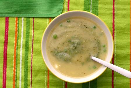 Vellutata fatta con foglie di sedano, patate e piselli