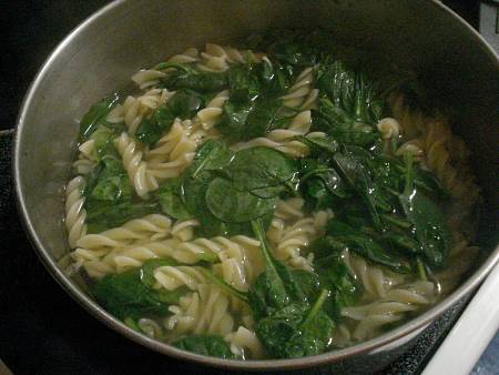 Come cuocere insieme pasta e spinaci