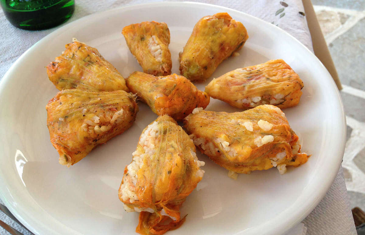 Fragranti fiori di zucchine farciti di riso impanati e fritti