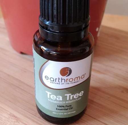 Olio essenziale di Tea tree in bottiglietta scura