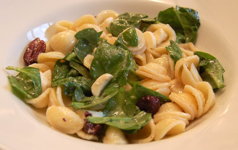 Orecchiette condite con olive e spinaci