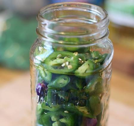 I peperocini vanno invasati a 1 cm dal bordo del barattolo