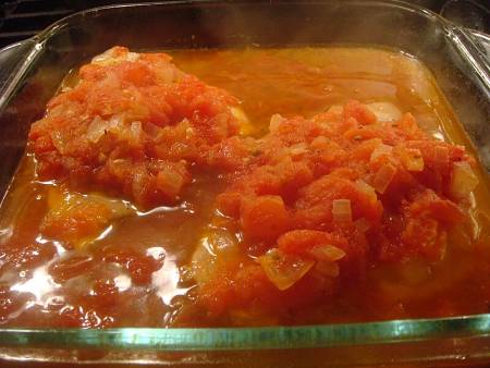 Tonno alla provenzale nella pirofila prima della cottura in forno