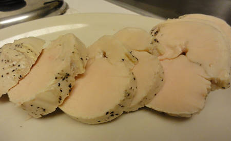 Torihamu di tacchino affettato nel piatto