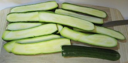 Zucchine crude affettate per il lungo