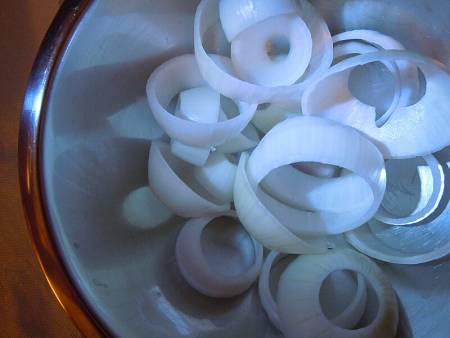 Come devono essere spessi gli anelli di cipolla da pastellare e friggere