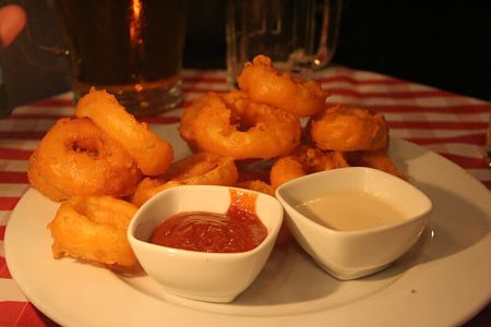 Anelli ci cipolla fritti con salsa agliata e salsa ketchup