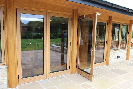 Infissi e serramenti in legno da esterni puliti e ben curati