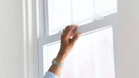 Mano su infiso di legno verniciato di bianco