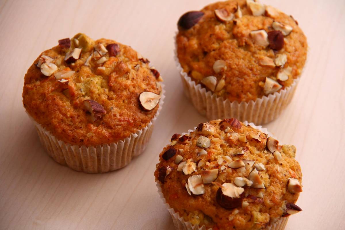 Muffin vegani fatti con mele, carote e nocciole essiccate