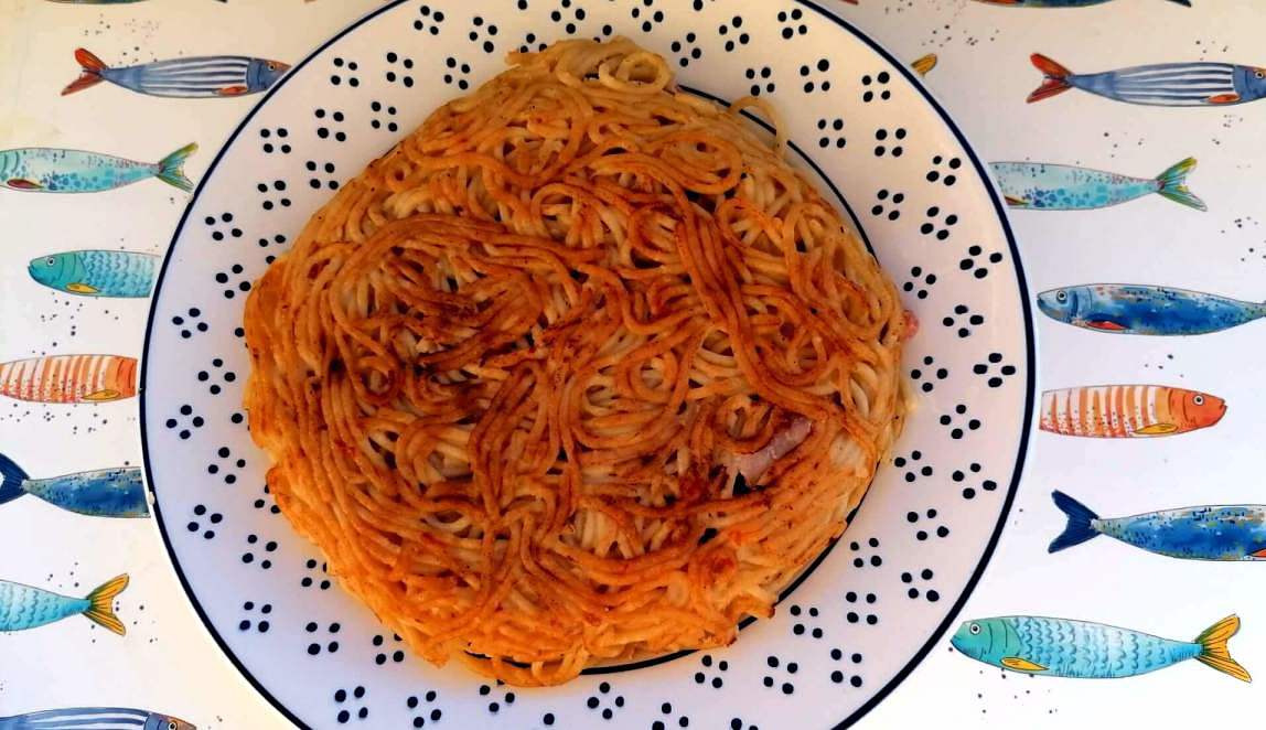 La mia frittata di spaghetti napoletana croccante fuori e morbida dentroi Frittata di pasta napoletana intera nel piatto