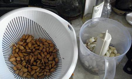 Mandorle con la pelle sbollentate e mandorle spellate