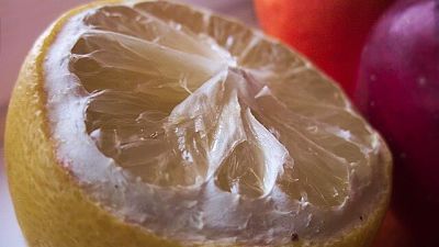 Mezzo limone tagliato e già usato