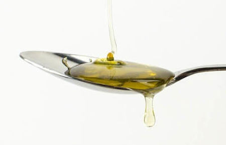 Miele chiaro nel cucchiaio