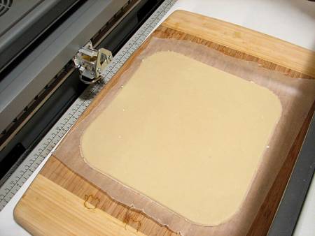 Tagliere con pasta frolla tirata perfettamente