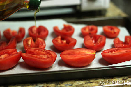 Pomodorini crudi nella teglia foderata di carta da forno