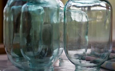 Vasi di vetro sterilizzati messi ad asciugare capovolti