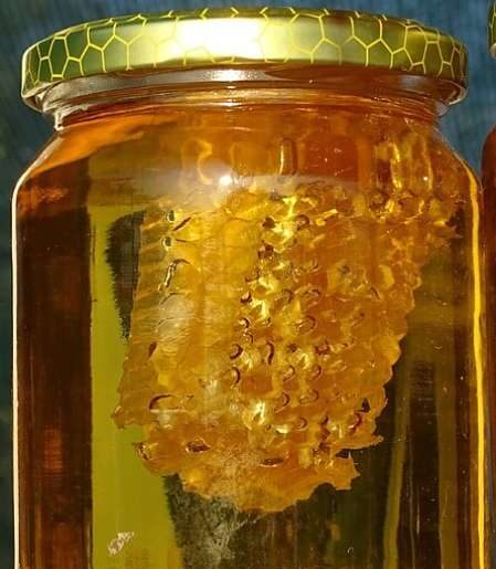 Miele e favo in vaso di vetro