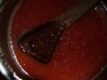 La marmellata di corbezzoli va mescolata col cucchiaio di legno durante la cottura