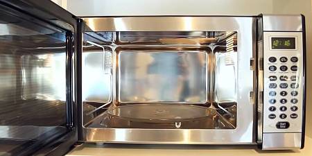 Microonde in acciaio inox perfettamente pulito e splendente