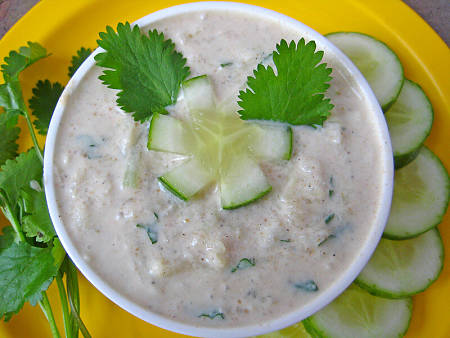 Raita di cetrioli e yogurt