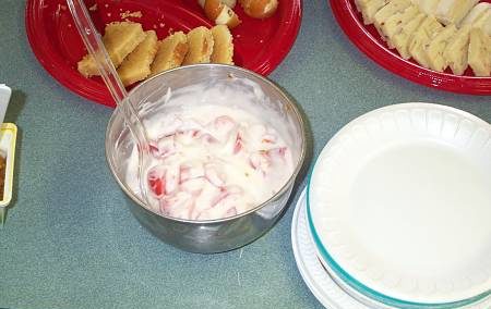 Raita di pomodori e cipolle nella ciotola