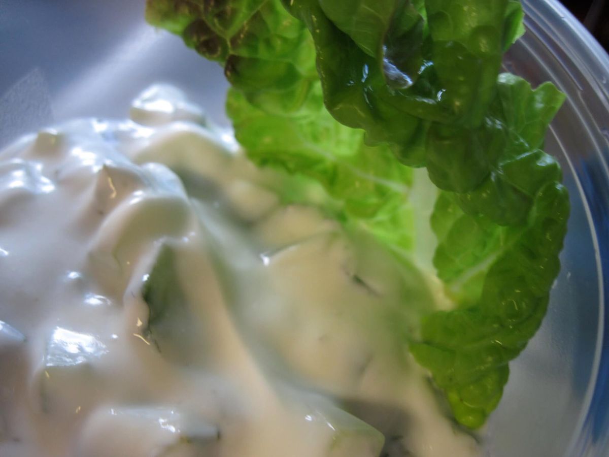 Aspetto deaal salsa raita indiana a base di yogurt Salsa raita indiana con foglia d'insalata per guarnizione