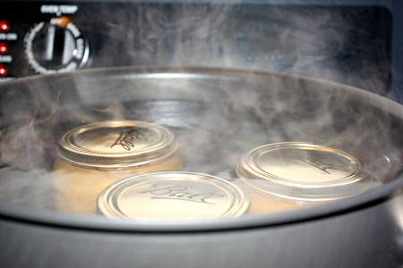 Sterilizzazione di vasetti di marmellata in acqua bollente