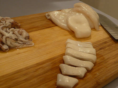 Come tagliare i mantelli di totani e calamari