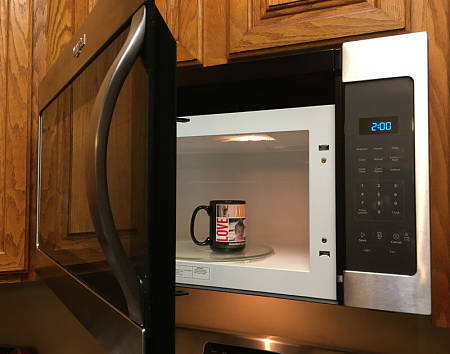 Tazza messa sul piatto girevole del microonde