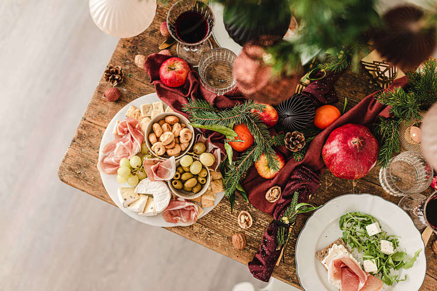 Antipasto di Natale a base di prosciutto, formaggi, olive e tarallucci italiani