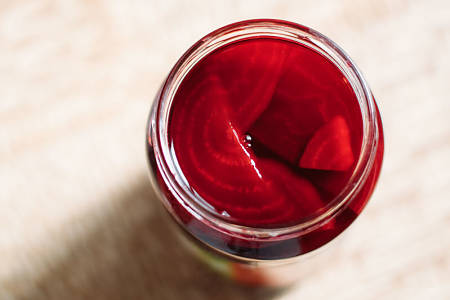 Conserva di barbabietole sottaceto in vaso di vetro