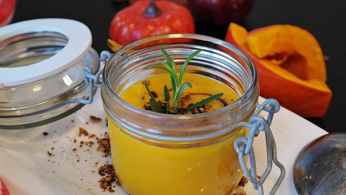 Conserva di crema di zucca e mele al curry in barattolo di vetro