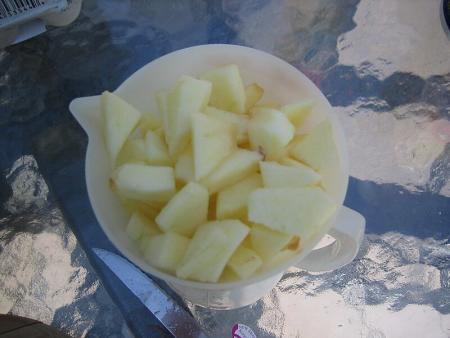 Mele sbucciate e tagliate a tocchetti